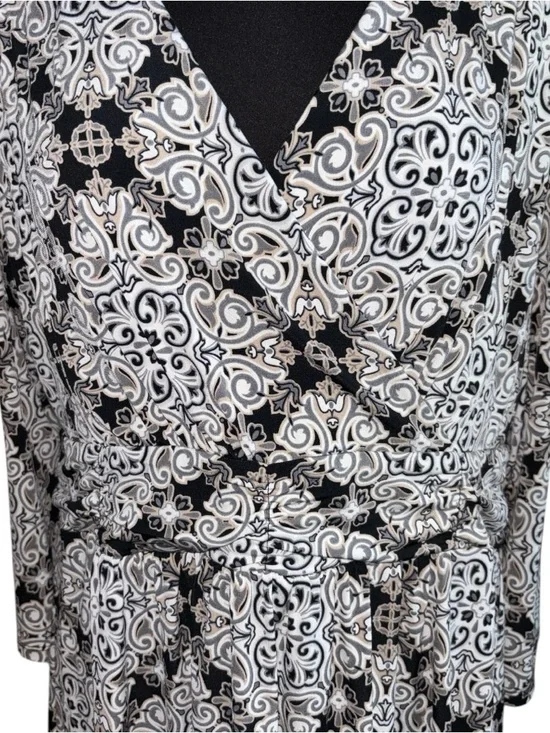 NWT Jaclyn Smith Long Sleeve V-Neck Printed Dress, P2P:22-25”, L:43” RT $35 - Picture 2 of 6